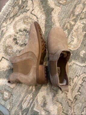 UGG New Suede Chelsea Boots in Taupe